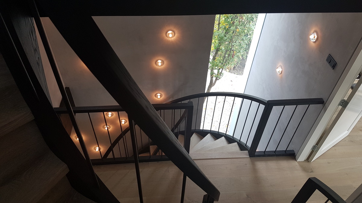 moderne trap,houten treden,zwart metalen trapwangen,metalen wangen,metalen leuning,amsterdam,oud-zuid,nederland