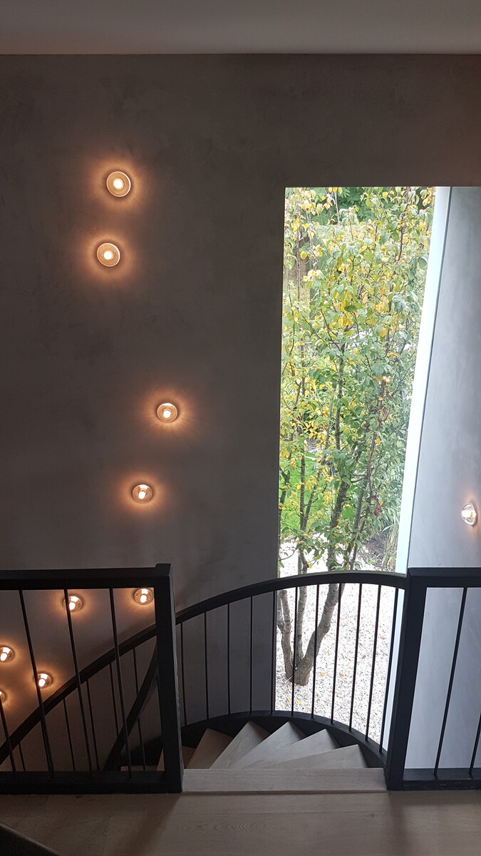 moderne trap,houten treden,zwart metalen trapwangen,metalen wangen,metalen leuning,amsterdam,oud-zuid,nederland