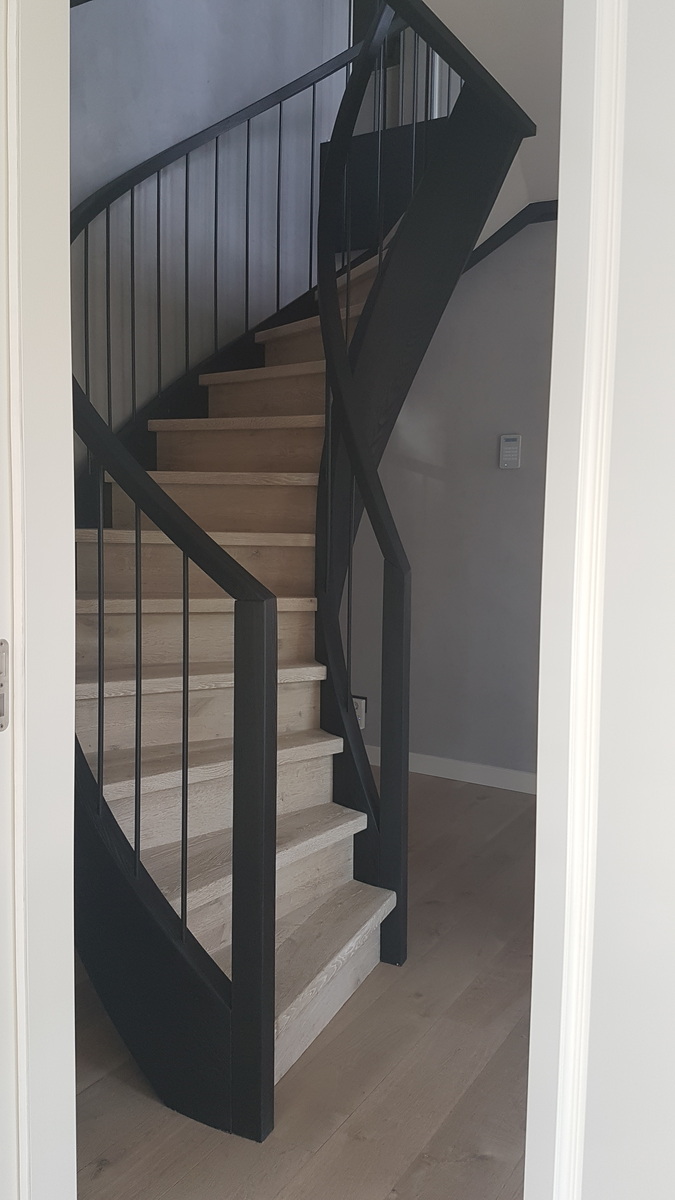 moderne trap,houten treden,zwart metalen trapwangen,metalen wangen,metalen leuning,amsterdam,oud-zuid,nederland