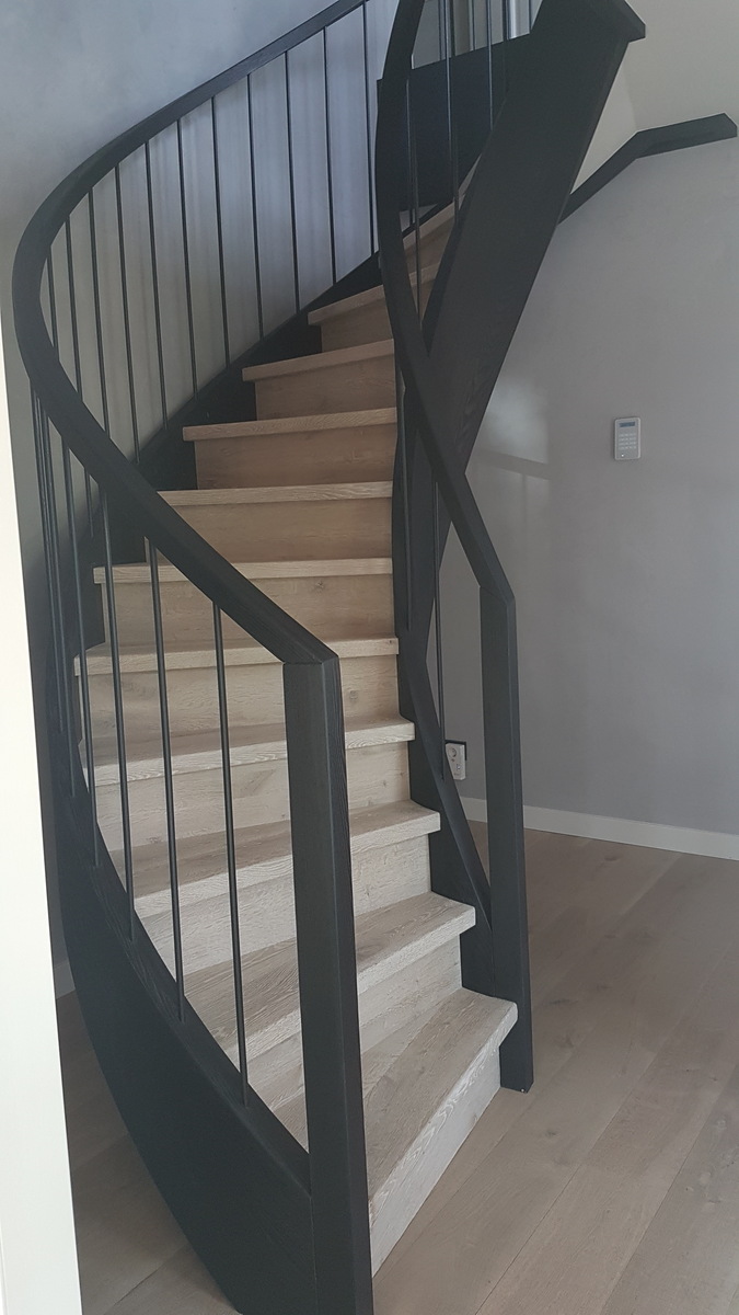 moderne trap,houten treden,zwart metalen trapwangen,metalen wangen,metalen leuning,amsterdam,oud-zuid,nederland