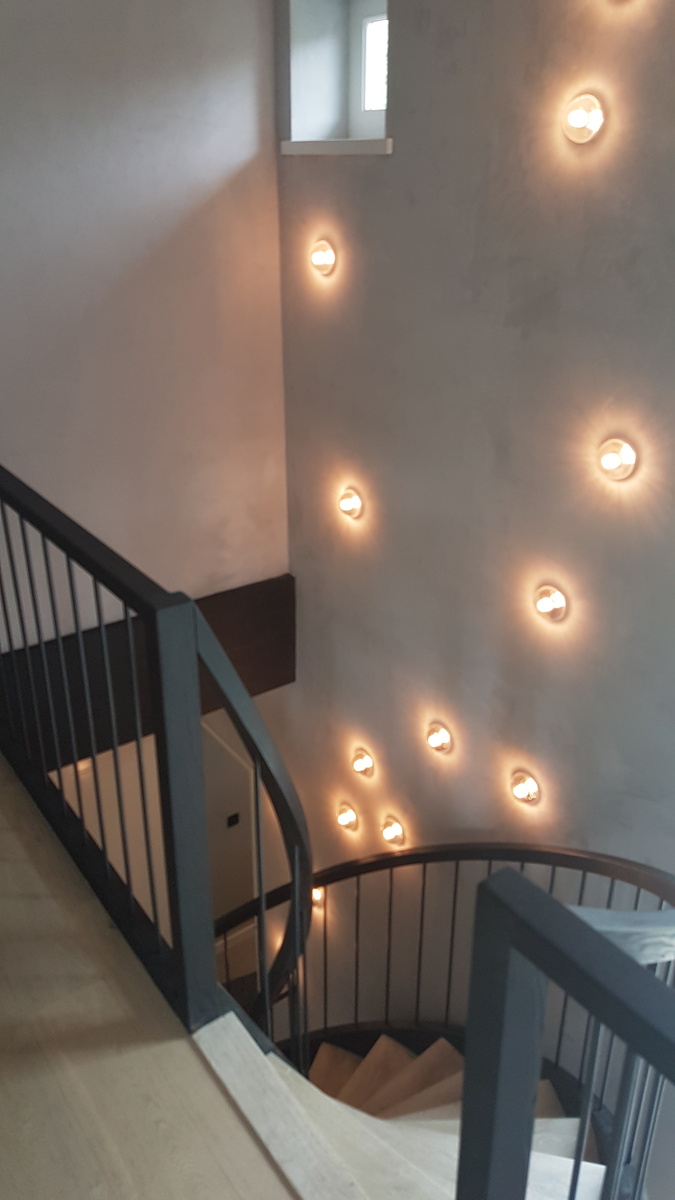 moderne trap,houten treden,zwart metalen trapwangen,metalen wangen,metalen leuning,amsterdam,oud-zuid,nederland