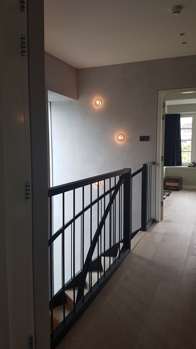 moderne trap,houten treden,zwart metalen trapwangen,metalen wangen,metalen leuning,amsterdam,oud-zuid,nederland