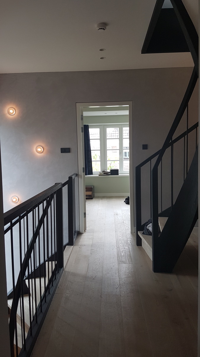 moderne trap,houten treden,zwart metalen trapwangen,metalen wangen,metalen leuning,amsterdam,oud-zuid,nederland