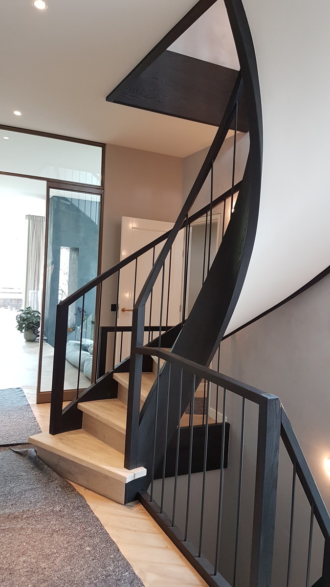 moderne trap,houten treden,zwart metalen trapwangen,metalen wangen,metalen leuning,amsterdam,oud-zuid,nederland