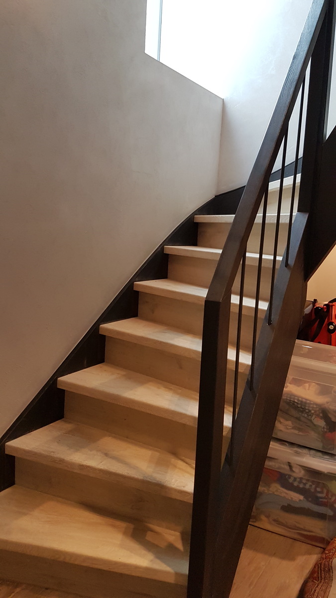 moderne trap,houten treden,zwart metalen trapwangen,metalen wangen,metalen leuning,amsterdam,oud-zuid,nederland