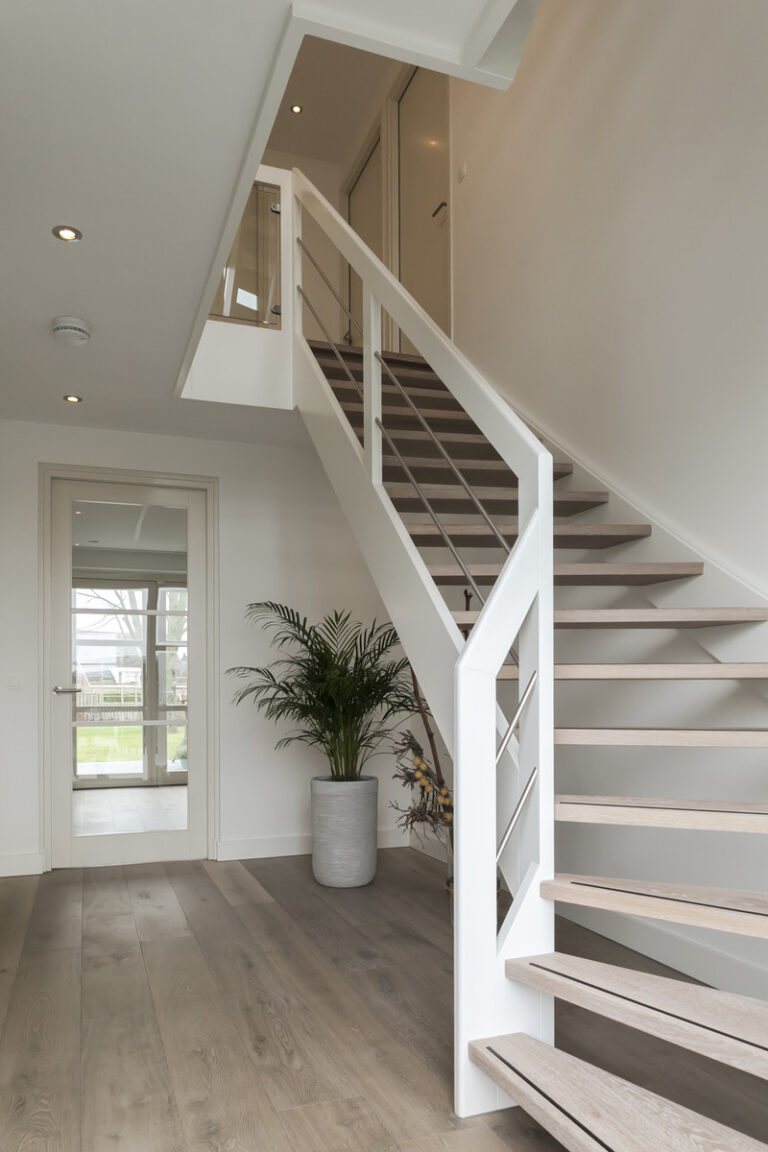 moderne trap,Woensdrecht, Nederland,detailfoto van de aanvang van deze trap, balustrade,glas, combinatie met wit hout