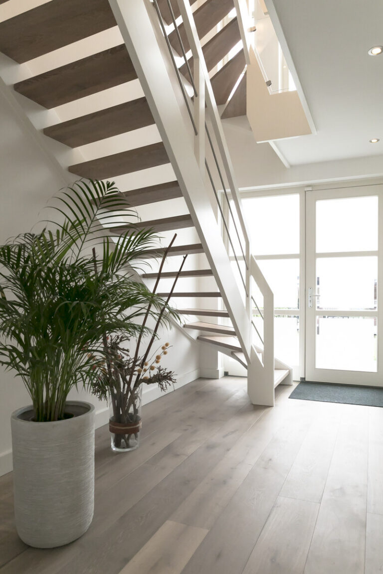 moderne trap,Woensdrecht, Nederland,detailfoto van de aanvang van de trap in de traphal bij de voordeur,mooi zicht op de treden van deze open trap