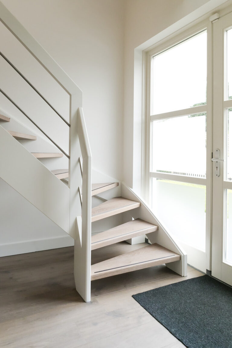 moderne trap,Woensdrecht, Nederland,detailfoto van de eikenhouten treden bij aanvang van de trap,tussen de trapwangen in beuk die we wit geschilderd hebben voorzien