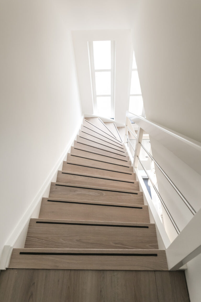 moderne trap,Woensdrecht, Nederland,detailfoto van de treden met anti-slip,en de balustrade met glas en RVS (inox)