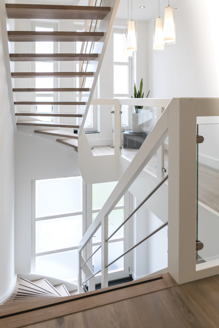 moderne trap,houten trap,open trap,combinatie van witte trapwangen en witte balustrade met houten treden, beukenhout wit geschilderd, eikenhouten treden, antislip op de treden, trap in Woensdrecht, Nederland