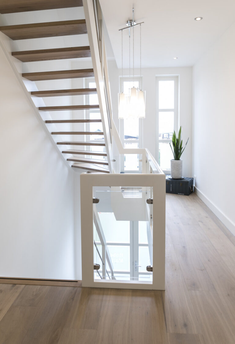 moderne trap,houten trap,open trap,combinatie van witte trapwangen en witte balustrade met houten treden, beukenhout wit geschilderd, eikenhouten treden, trap in Woensdrecht, Nederland