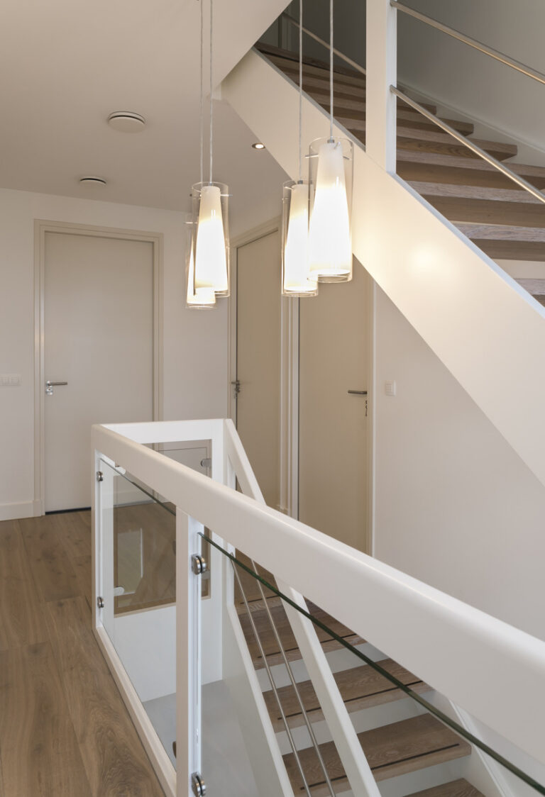 moderne trap,houten trap,witte trap, Woensdrecht, Nederland,detailfoto van de glazen balustrade,combinatie van hout en glas,verdieping