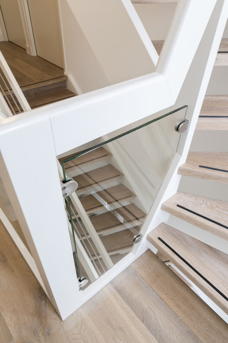 moderne trap,Woensdrecht, Nederland,detailfoto van de glazen balustrade,glas in combinattie met hout