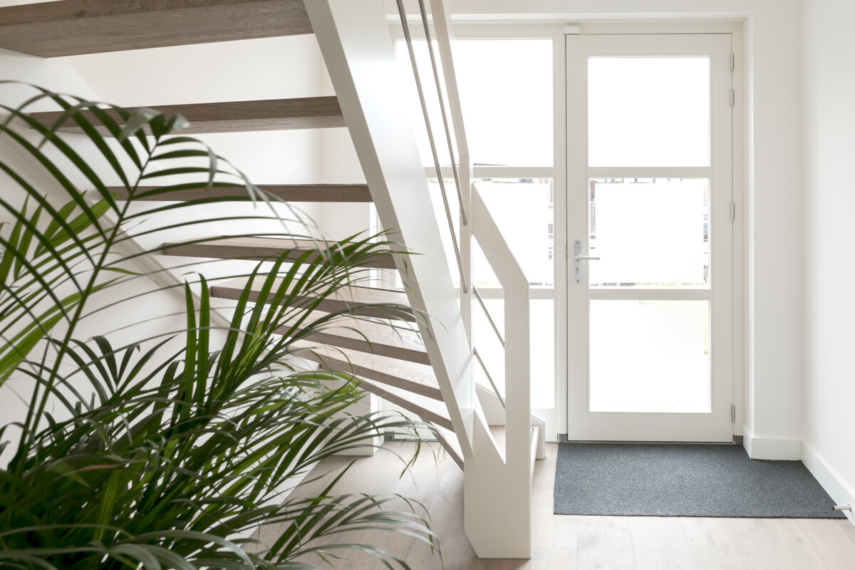 moderne trap,houten trap,witte trap in Woensdrecht, Nederland