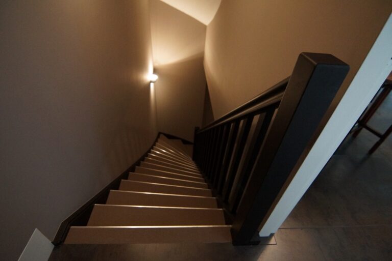 moderne trap,houten trap,keldertrap,zwart geschilderd,traploper,tapijt,trappenmaker,Maarheze,Noord-Brabant,Nederland