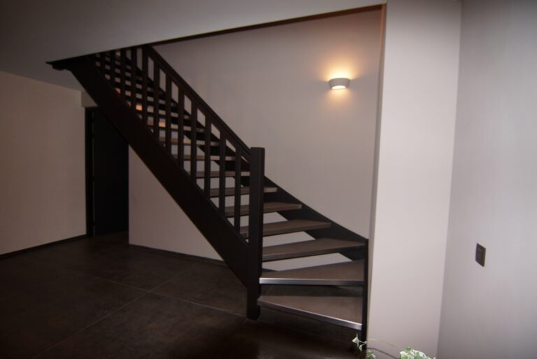 moderne trap,houten trap,keldertrap,zwart geschilderd,traploper,tapijt,trappenmaker,Maarheze,Noord-Brabant,Nederland
