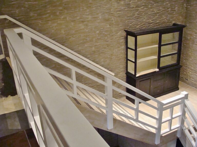 moderne trap,houten trap,houten treden,witte leuning,trappenmaker,winkelpand,heerlen,nederland