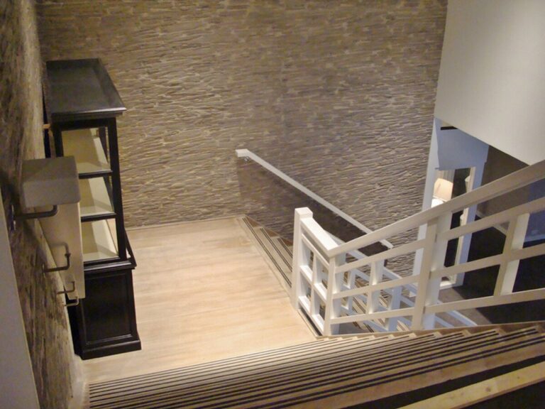 moderne trap,houten trap,houten treden,witte leuning,trappenmaker,winkelpand,heerlen,nederland
