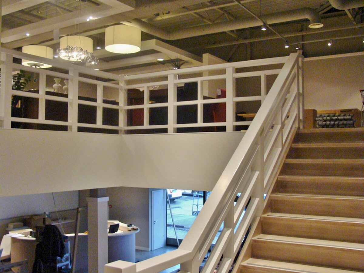 moderne trap,houten trap,houten treden,witte leuning,trappenmaker,winkelpand,heerlen,nederland