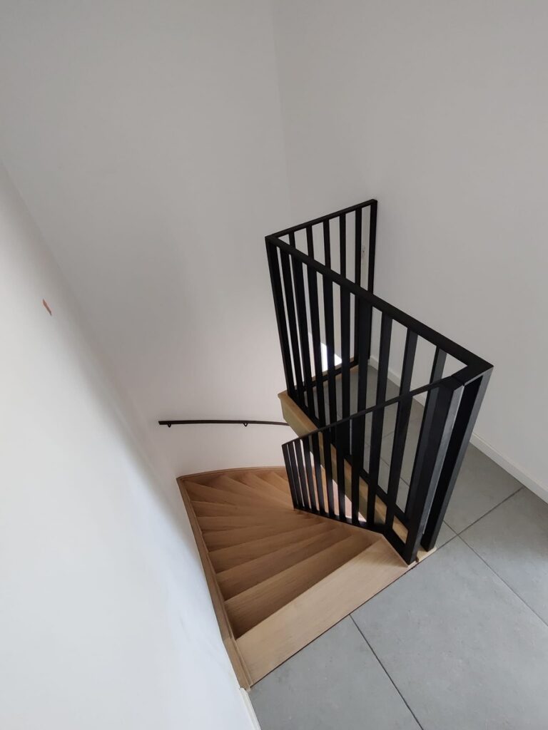 open trap,houten trap,metalen balustrade,zwart,gepoedercoat,trappenmaker kontich
