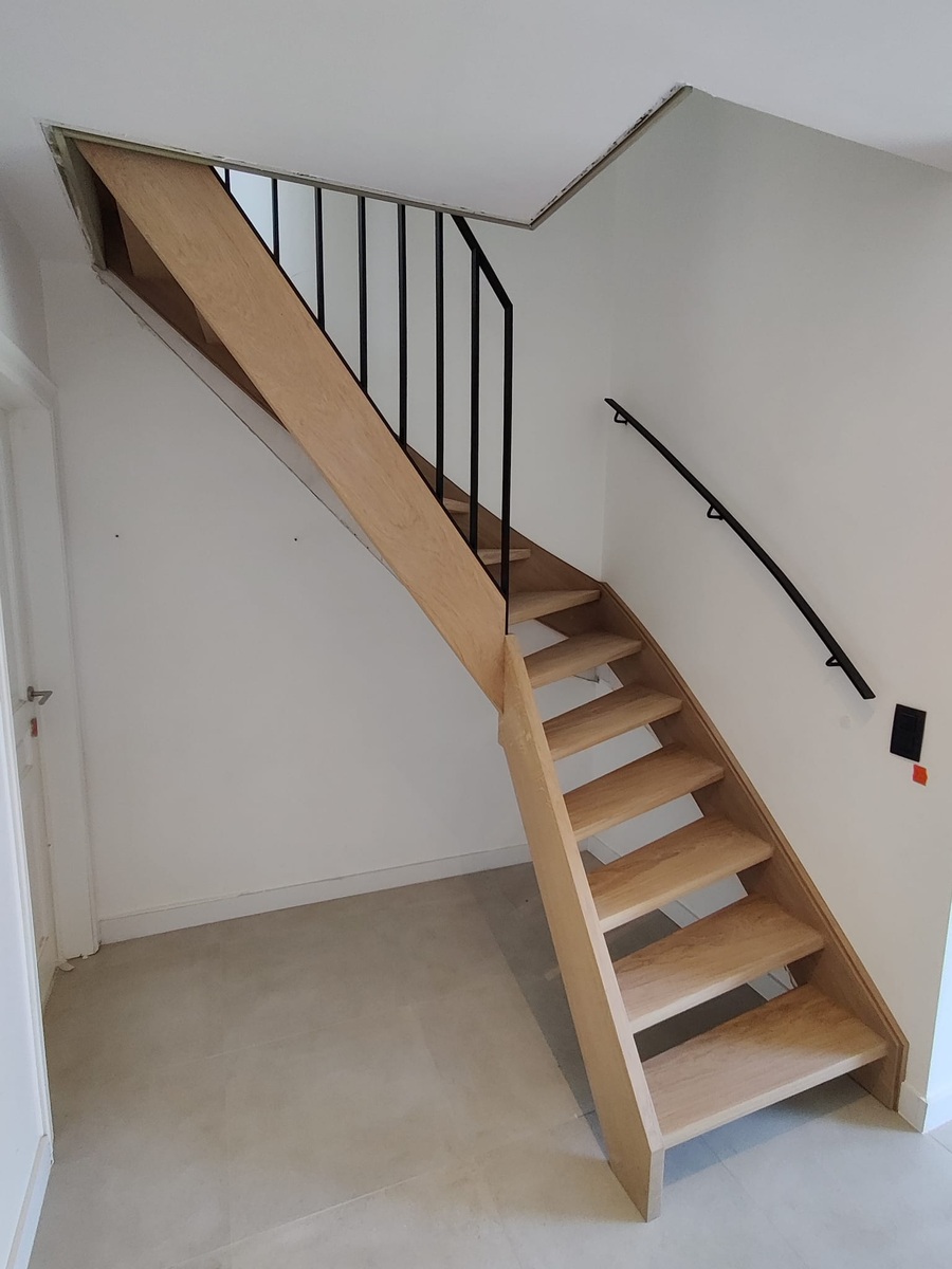 open trap,houten trap,metalen balustrade,zwart,gepoedercoat,trappenmaker kontich