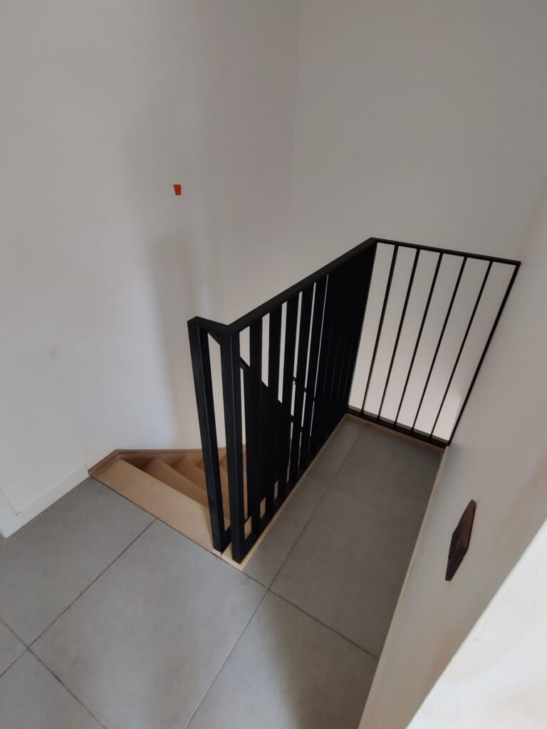 open trap,houten trap,metalen balustrade,zwart,gepoedercoat,trappenmaker kontich