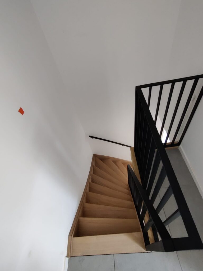 open trap,houten trap,metalen balustrade,zwart,gepoedercoat,trappenmaker kontich