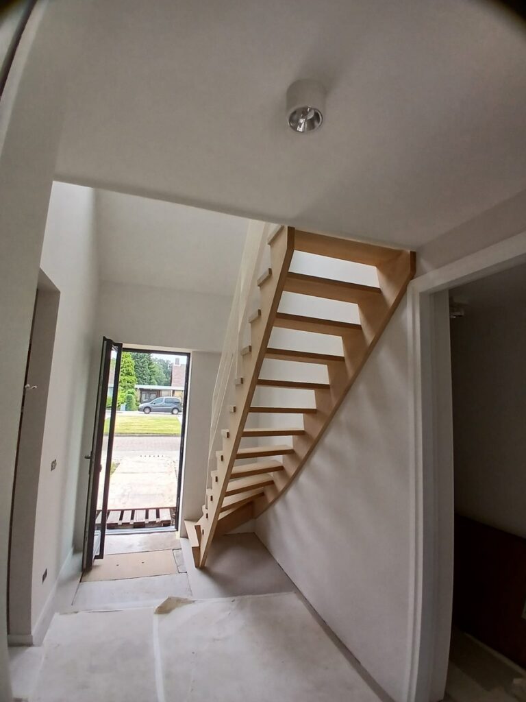 houten trap,open trap,z-trap,z-vorm,witte leuning,metalen leuning,ruchpen,nederland