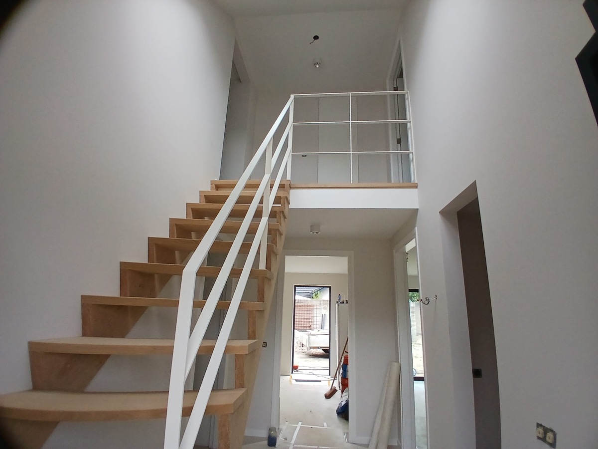 houten trap,open trap,z-trap,z-vorm,witte leuning,metalen leuning,ruchpen,nederland