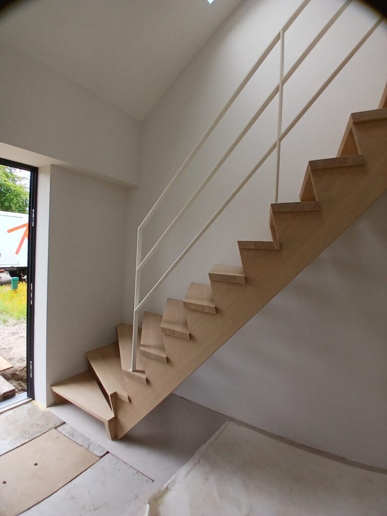 houten trap,open trap,z-trap,z-vorm,witte leuning,metalen leuning,ruchpen,nederland