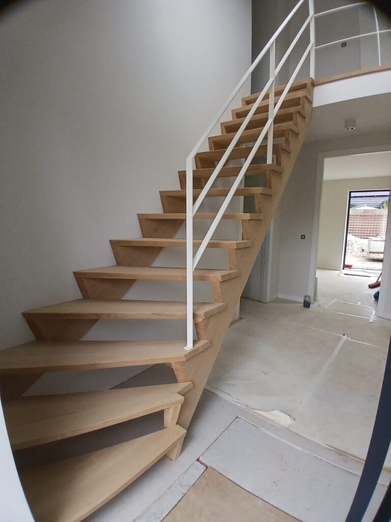 houten trap,open trap,z-trap,z-vorm,witte leuning,metalen leuning,ruchpen,nederland