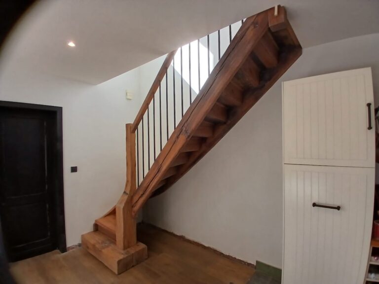 Rustieke houten trap met reclaimed wood in Stekene