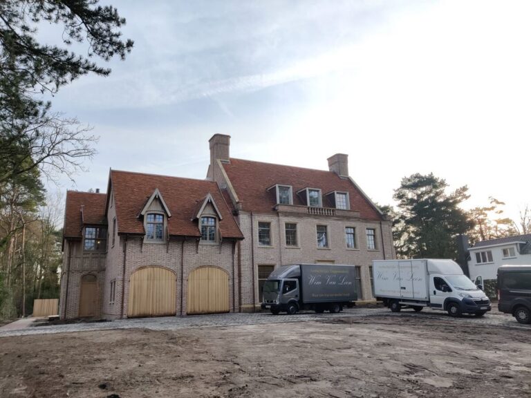houten trap,klassieke trap,smeedijzeren hoofdtrappaal,smeedijzeren balusters,smeedijzeren trapspijlen,villa,trappenmaker,schilde,tijdens plaatsing,zicht op de villa,luxe