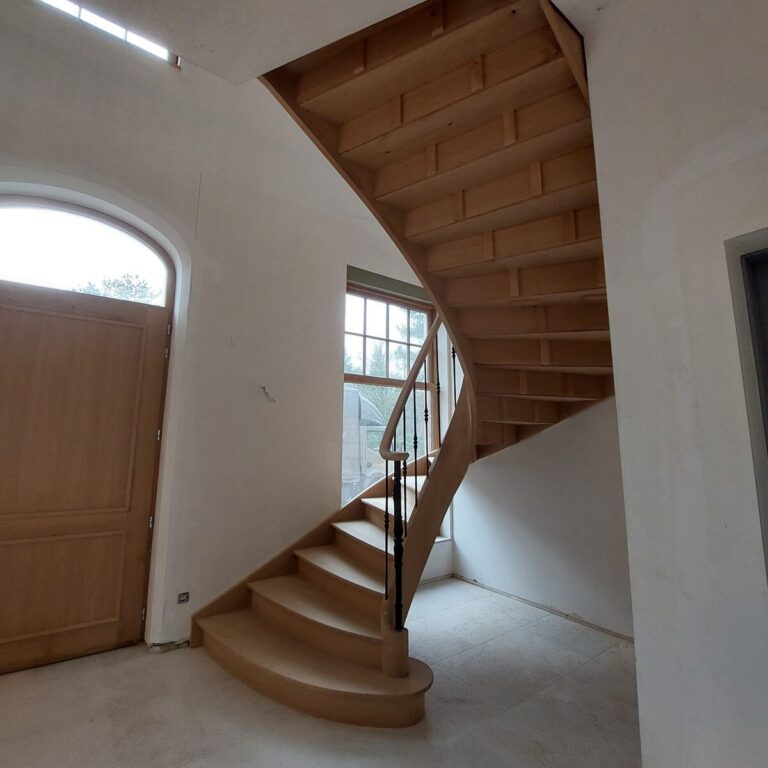 houten trap,klassieke trap,smeedijzeren hoofdtrappaal,smeedijzeren balusters,smeedijzeren trapspijlen,villa,trappenmaker,schilde