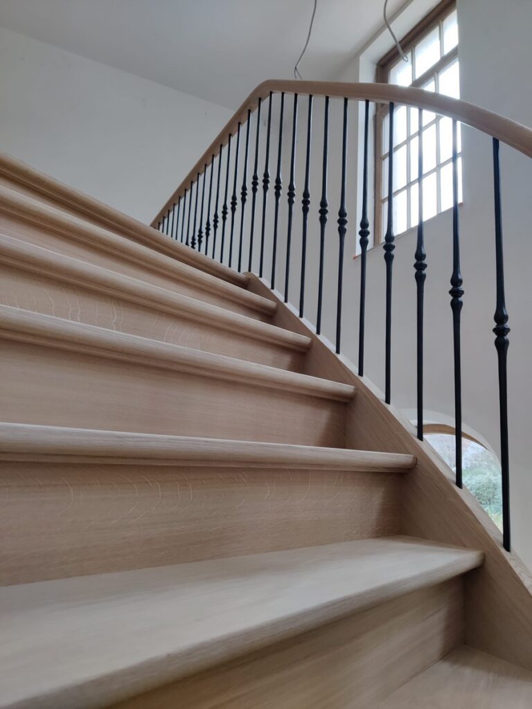 houten trap,klassieke trap,smeedijzeren hoofdtrappaal,smeedijzeren balusters,smeedijzeren trapspijlen,villa,trappenmaker,schilde