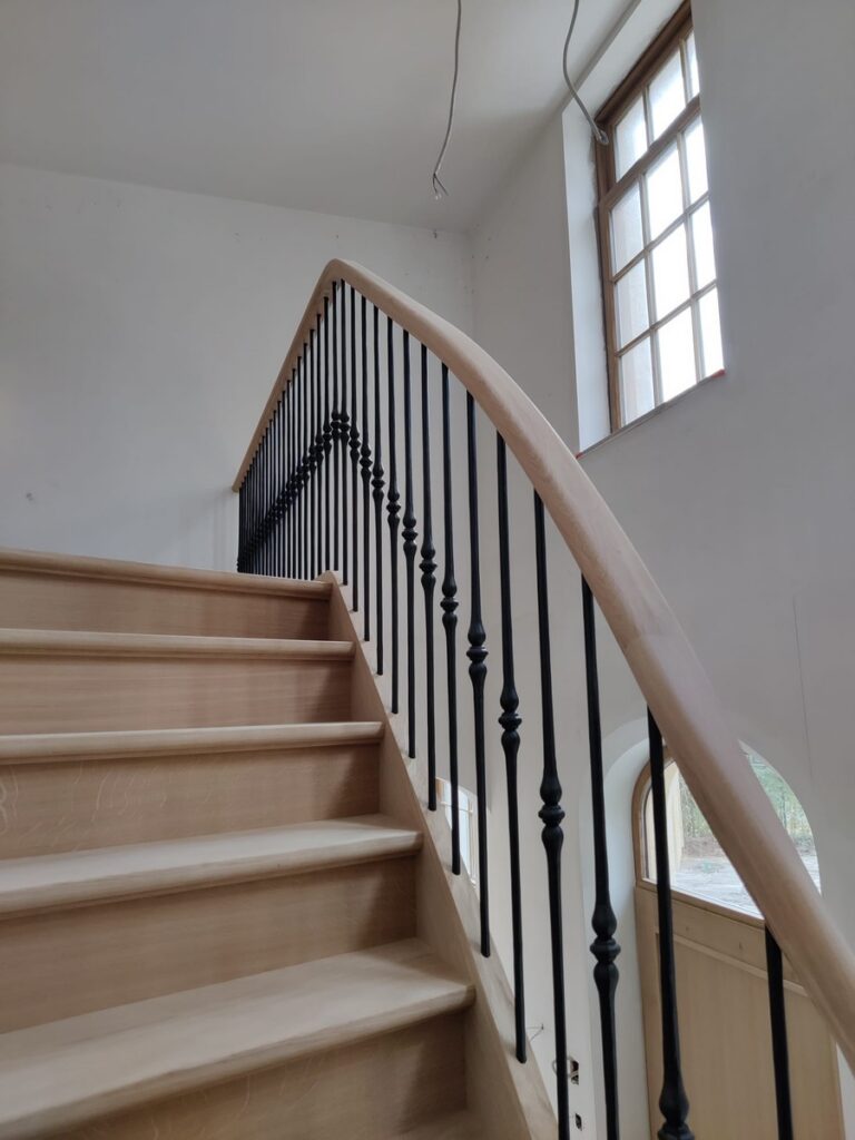 houten trap,klassieke trap,smeedijzeren hoofdtrappaal,smeedijzeren balusters,smeedijzeren trapspijlen,villa,trappenmaker,schilde