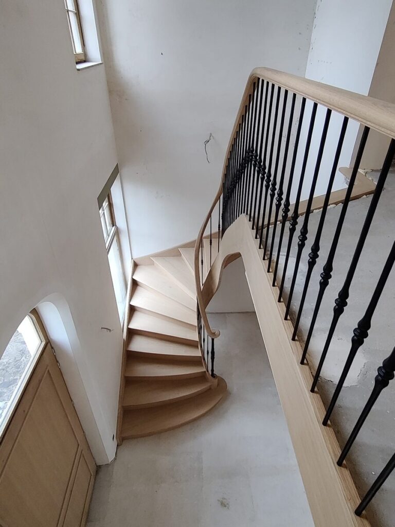 houten trap,klassieke trap,smeedijzeren hoofdtrappaal,smeedijzeren balusters,smeedijzeren trapspijlen,villa,trappenmaker,schilde,tijdens plaatsing
