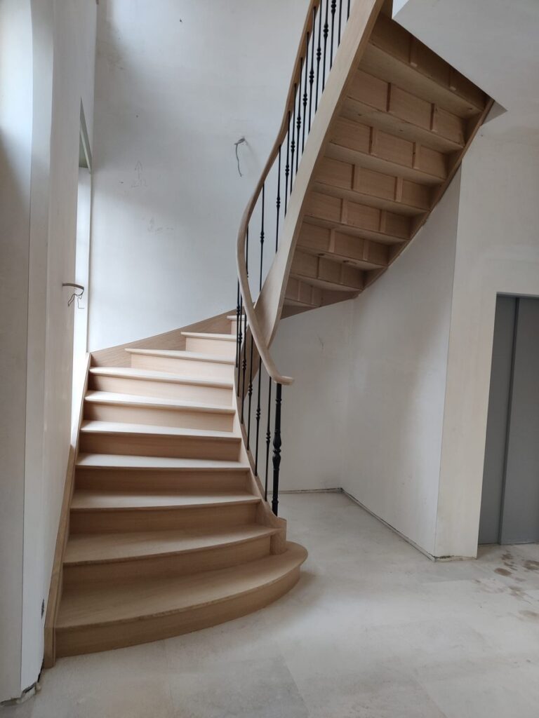houten trap,klassieke trap,smeedijzeren hoofdtrappaal,smeedijzeren balusters,smeedijzeren trapspijlen,villa,trappenmaker,schilde,tijdens plaatsing