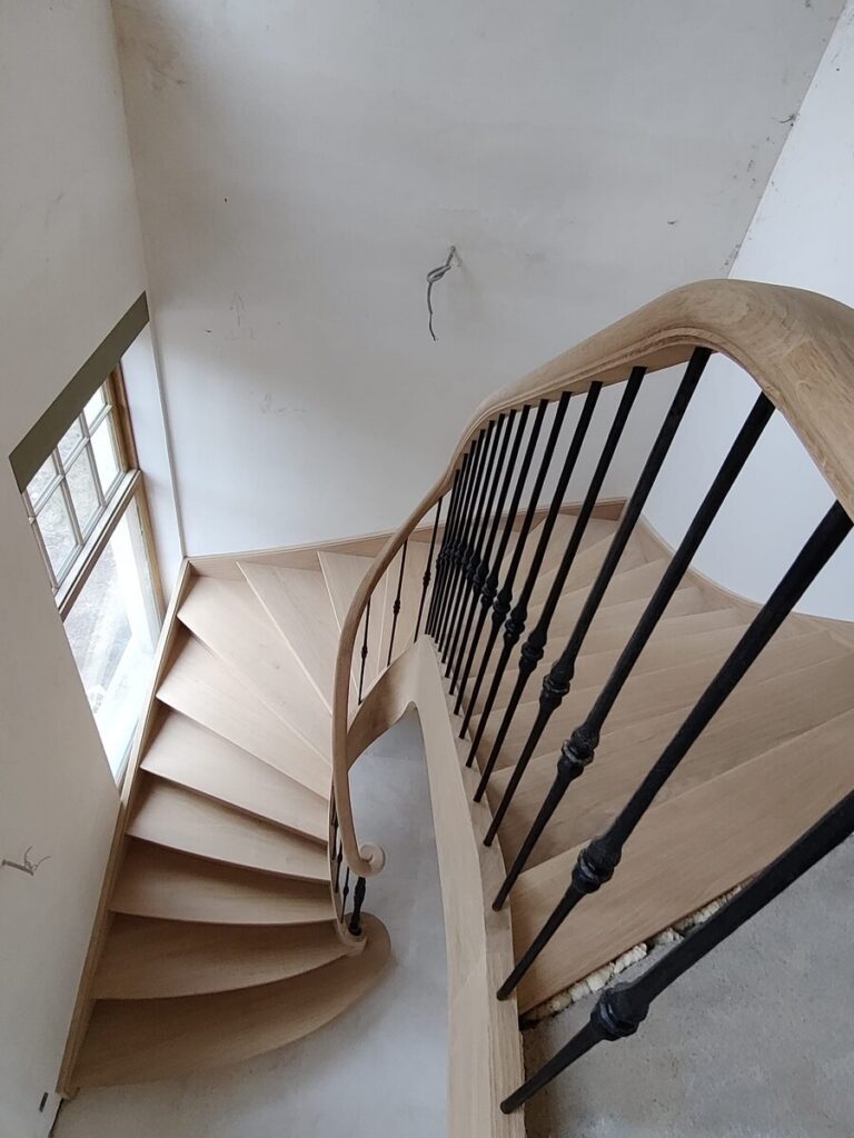 houten trap,klassieke trap,smeedijzeren hoofdtrappaal,smeedijzeren balusters,smeedijzeren trapspijlen,villa,trappenmaker,schilde,tijdens plaatsing