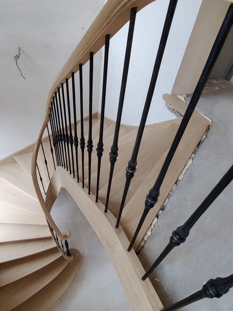 houten trap,klassieke trap,smeedijzeren hoofdtrappaal,smeedijzeren balusters,smeedijzeren trapspijlen,villa,trappenmaker,schilde,tijdens plaatsing