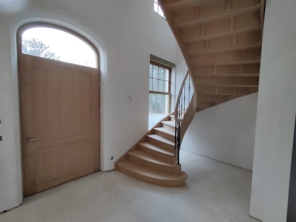 houten trap,klassieke trap,smeedijzeren hoofdtrappaal,smeedijzeren balusters,smeedijzeren trapspijlen,villa,schilde