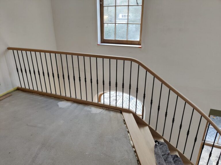 houten trap,klassieke trap,smeedijzeren hoofdtrappaal,smeedijzeren balusters,smeedijzeren trapspijlen,villa,trappenmaker,schilde,tijdens plaatsing