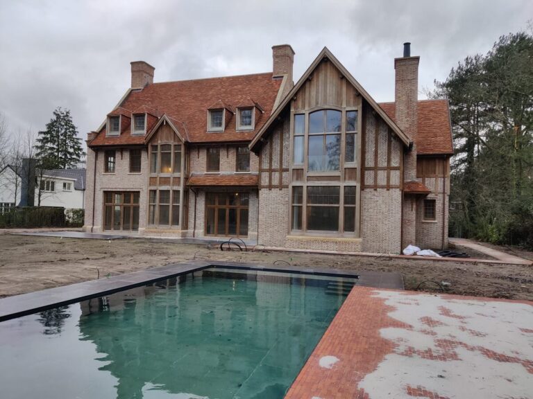 houten trap,klassieke trap,smeedijzeren hoofdtrappaal,smeedijzeren balusters,smeedijzeren trapspijlen,villa,trappenmaker,schilde,zicht op de villa,luxe