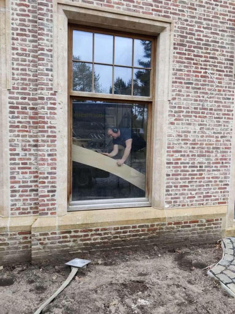 houten trap,klassieke trap,smeedijzeren hoofdtrappaal,smeedijzeren balusters,smeedijzeren trapspijlen,villa,trappenmaker,schilde,tijdens plaatsing