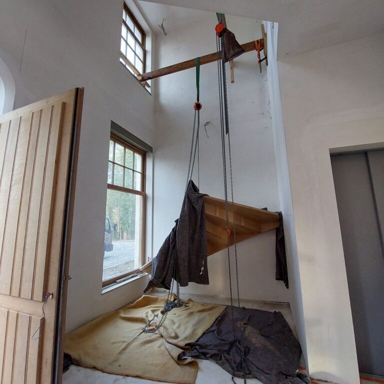 houten trap,klassieke trap,smeedijzeren hoofdtrappaal,smeedijzeren balusters,smeedijzeren trapspijlen,villa,trappenmaker,schilde,tijdens plaatsing