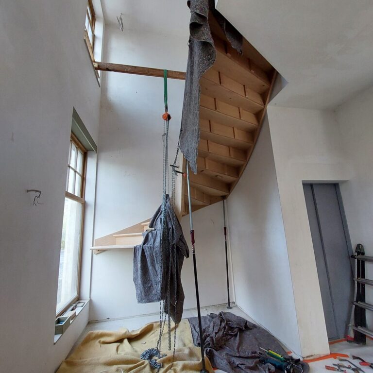 houten trap,klassieke trap,smeedijzeren hoofdtrappaal,smeedijzeren balusters,smeedijzeren trapspijlen,villa,trappenmaker,schilde,tijdens plaatsing
