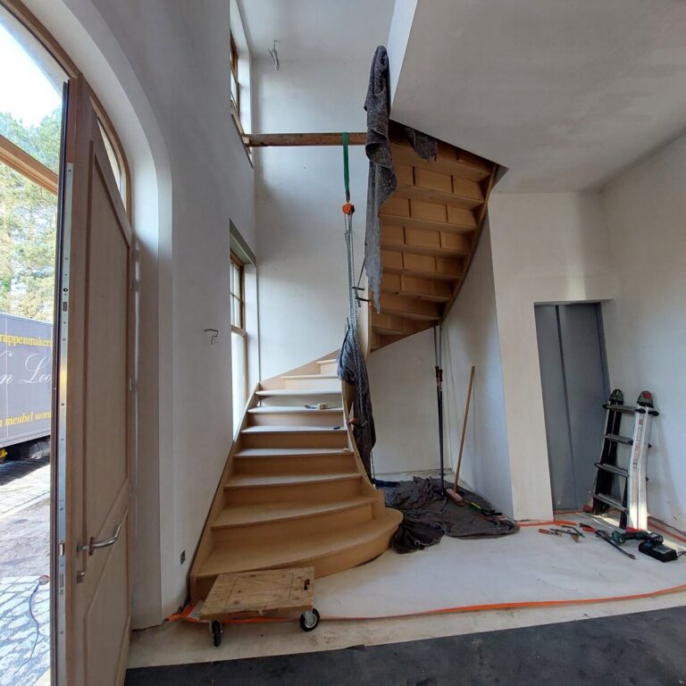 houten trap,klassieke trap,smeedijzeren hoofdtrappaal,smeedijzeren balusters,smeedijzeren trapspijlen,villa,trappenmaker,schilde,tijdens plaatsing