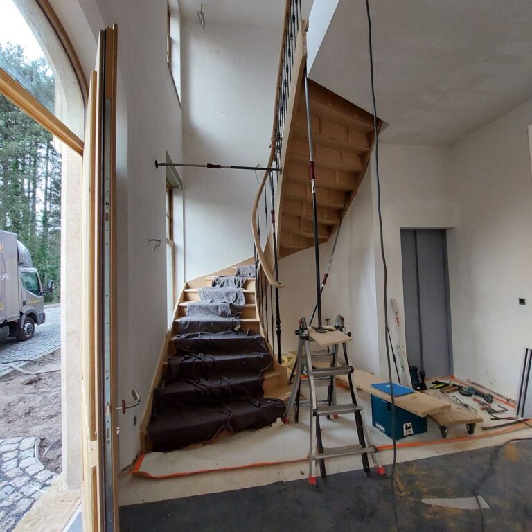 houten trap,klassieke trap,smeedijzeren hoofdtrappaal,smeedijzeren balusters,smeedijzeren trapspijlen,villa,trappenmaker,schilde,tijdens plaatsing