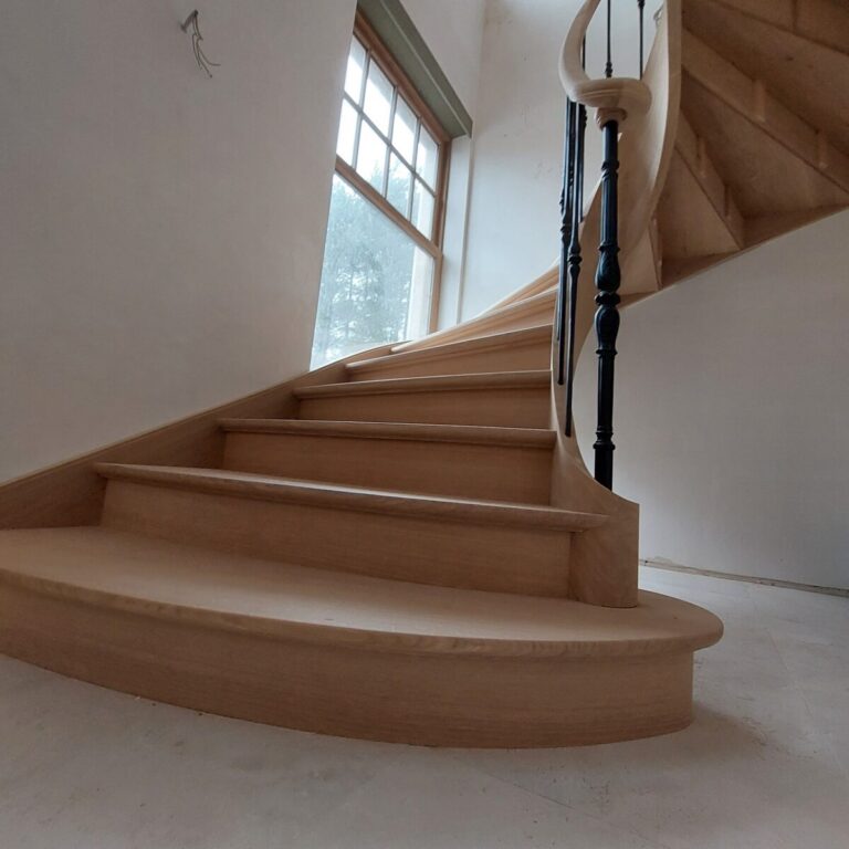 houten trap,klassieke trap,smeedijzeren hoofdtrappaal,smeedijzeren balusters,smeedijzeren trapspijlen,villa,schilde