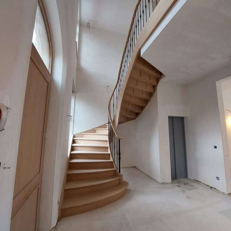houten trap,klassieke trap,smeedijzeren hoofdtrappaal,smeedijzeren balusters,smeedijzeren trapspijlen,villa,trappenmaker,schilde